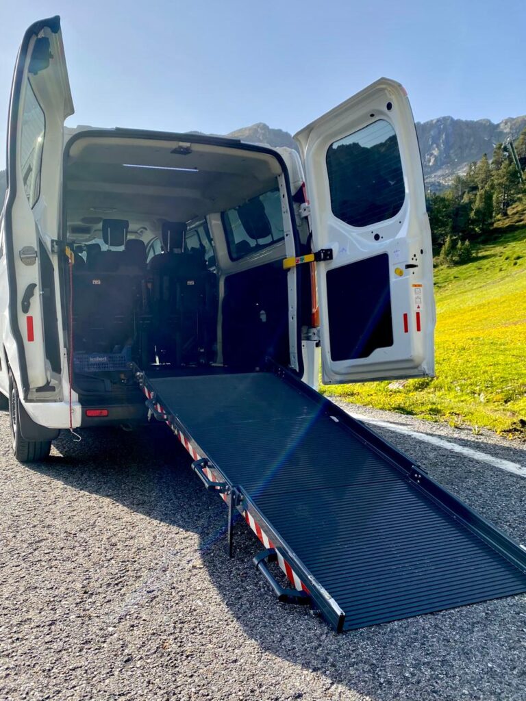 Taxi adaptat a Andorra amb rampa d'accés per a cadira de rodes